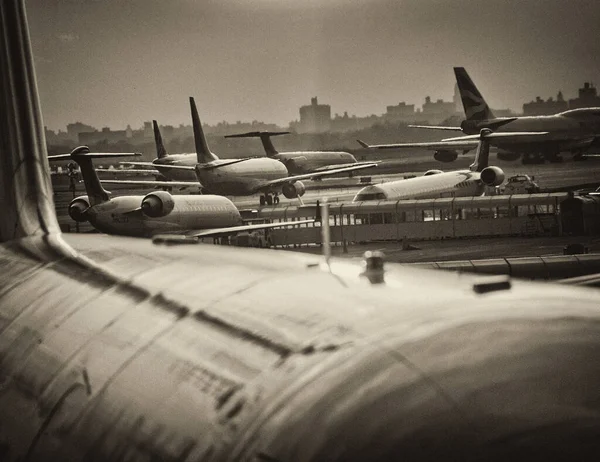 Gün Batımında Havaalanında Uçaklar — Stok fotoğraf