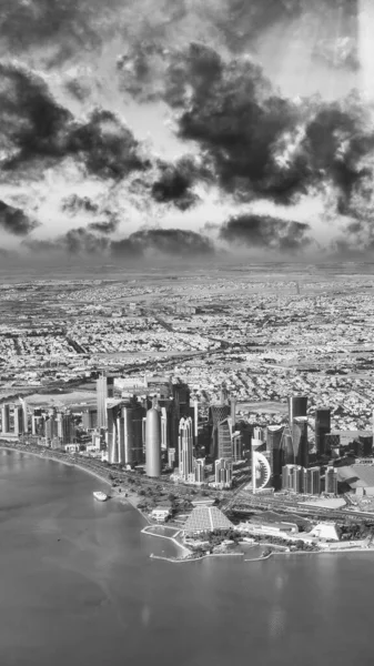 Αεροφωτογραφία Του Ορίζοντα Της Ντόχα Από Αεροπλάνο Corniche Και Σύγχρονα — Φωτογραφία Αρχείου