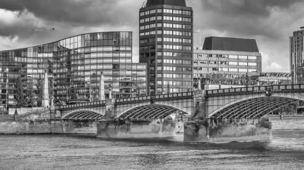 テムズ川にかかるロンドン橋と近代的な建物 — ストック写真