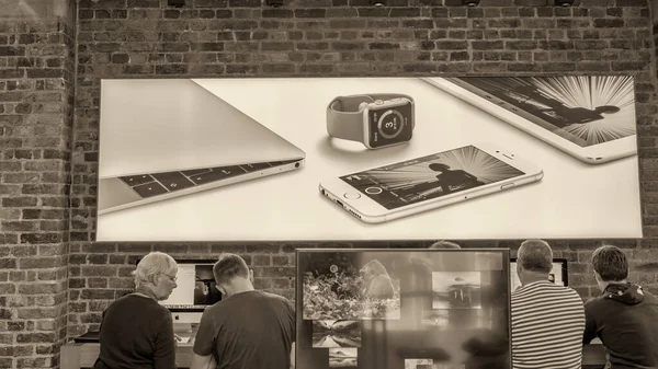 Londres Reino Unido Junio 2015 Interior Apple Store Con Turistas —  Fotos de Stock