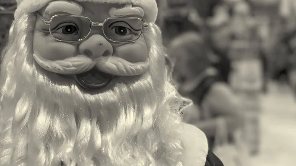 圣诞老人的木偶带着眼镜微笑 — 图库照片