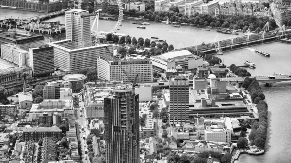 从直升机上俯瞰威斯敏斯特地区和泰晤士河 — 图库照片