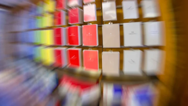Londyn Wielka Brytania Czerwiec 2015 Wnętrze Apple Store Kolorowymi Okładkami — Zdjęcie stockowe