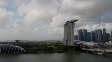 SINGAPORE - 2 HAZİRAN 2020: Singapur Flyer 'dan Marina Körfezi bölgesi ve gökyüzü manzarası.