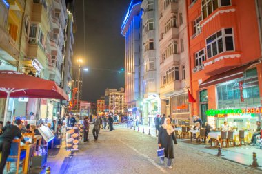 İstanbul, Türkiye - Ekim 2014: Geceleyin kalabalık şehir caddeleri boyunca turistler ve yerel halk.