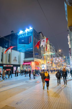 İstanbul, Türkiye - Ekim 2014: Geceleyin Istiklal Caddesi 'nde turistler ve yerel halk.