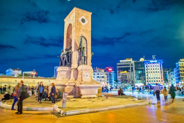 土耳其伊斯坦布尔 2014年10月 游客和当地人在拥挤的塔克西姆广场过夜 — 图库照片