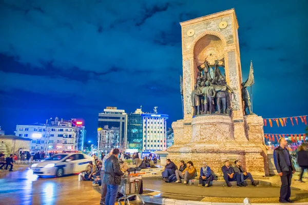 土耳其伊斯坦布尔 2014年10月 游客和当地人在拥挤的塔克西姆广场过夜 — 图库照片