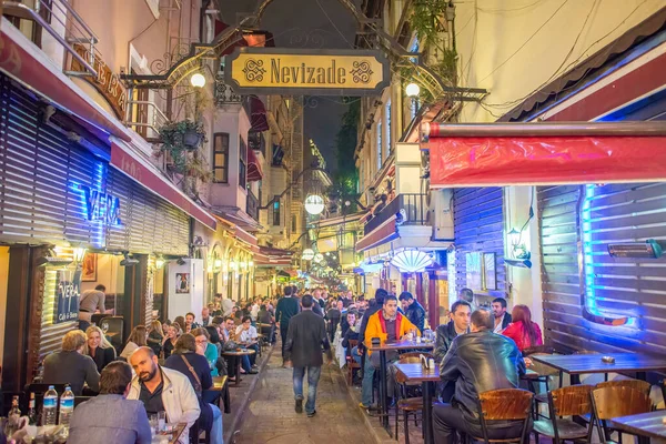 Stanbul Türkiye Ekim 2014 Geceleyin Kalabalık Şehir Caddeleri Boyunca Turistler — Stok fotoğraf