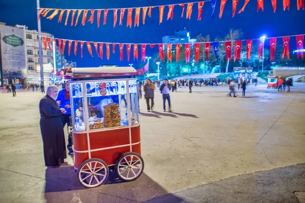 Estambul Turquía Octubre 2014 Vendedor Comida Callejera Por Noche Largo —  Fotos de Stock