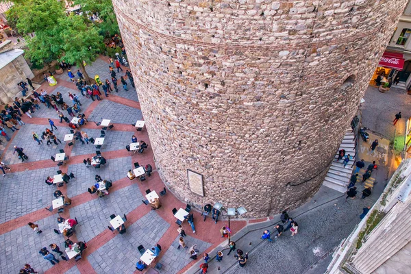 Estambul Turquía Octubre 2014 Turistas Lugareños Bajo Restaurante Galata Tower — Foto de Stock