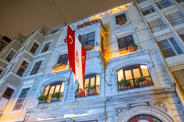 トルコとイスタンブールの建物のファサード夜旗 — ストック写真