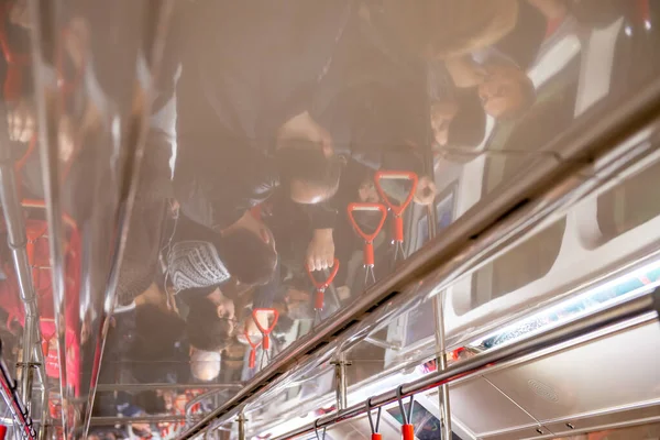 Stanbul Türkiye Ekim 2014 Kalabalık Bir Metro Treninde Tren Tavanındaki — Stok fotoğraf