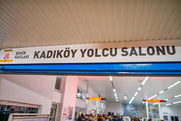 Istambul Turquia Outubro 2014 Entrada Estação Metrô Kadikoy Com Turistas — Fotografia de Stock
