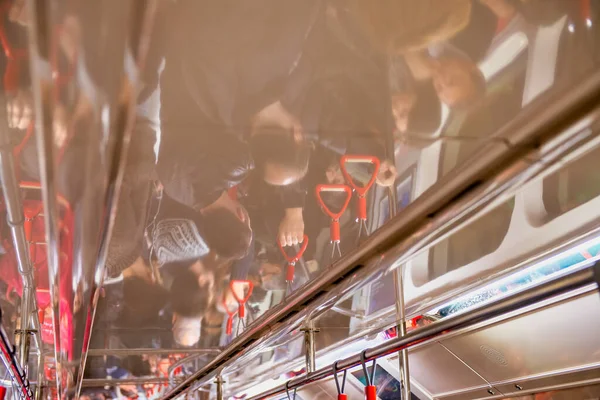Spiegelungen Von Menschen Der Zugdecke Einem Überfüllten Bahn Zug Tourismus — Stockfoto