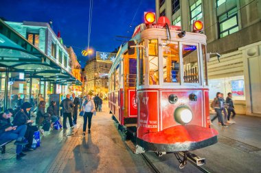 İstanbul, Türkiye - Ekim 2014: İstiklal Caddesi 'nde gece kızıl tramvay.