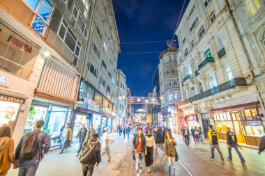 İstanbul, Türkiye - Ekim 2014: Geceleyin Istiklal Caddesi 'nde turistler ve yerel halk.