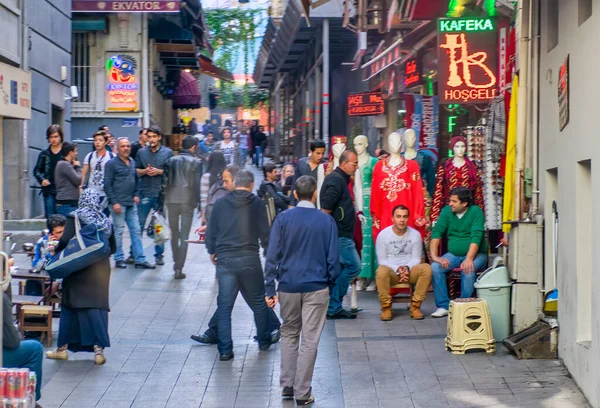 トルコのイスタンブール 2014年10月 観光客や地元の人々が混雑した街の通りを歩く — ストック写真