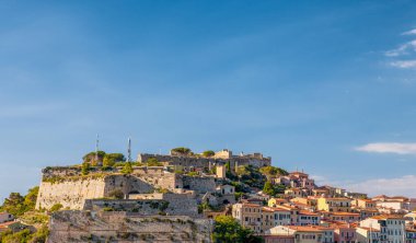 Portoferraio, güneşli bir günde Elba Adası 'nın şehir binaları.