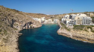 İnsansız hava aracı Gozo 'dan güzel Xlendi Körfezi' nin havadan görüntüsü..