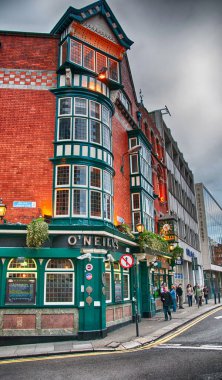 Turistler 12 Mart 2010 'da Dublin' de şehir sokaklarında yürüyorlar. Şehri her yıl 3,5 milyondan fazla insan ziyaret ediyor..