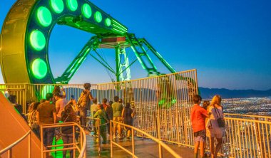 LAS VEGAS, NV - 30 Haziran 2018: Turistler otelin çatısından gün batımında şehrin siluetinin keyfini çıkarıyorlar