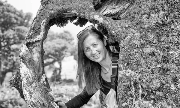 Portrét Ženy Zarámované Kořenů Kmene Stromu — Stock fotografie