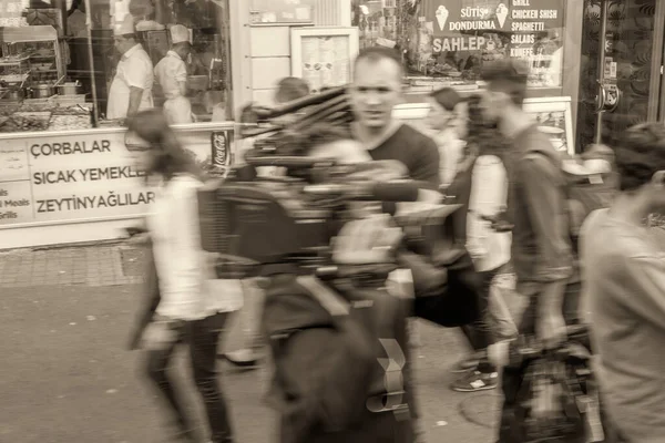 Isztambul Törökország 2014 Október Turisták Helyiek Sétálnak Zsúfolt Istiklal Caddesi — Stock Fotó