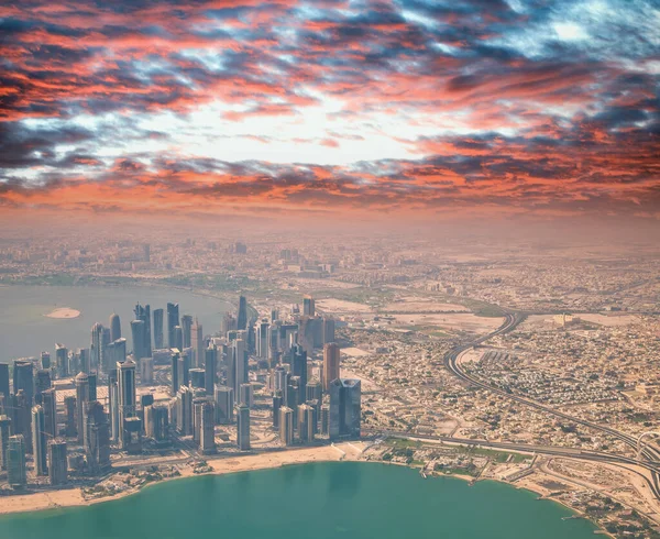 Luftaufnahme Der Skyline Von Doha Aus Dem Flugzeug Moderne Wolkenkratzer — Stockfoto