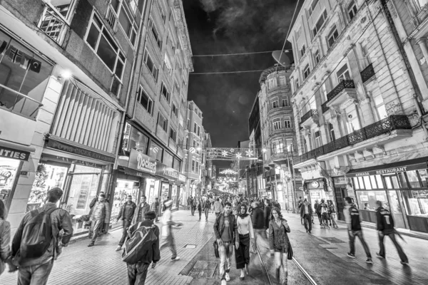 Stambuł Turcja Październik 2014 Turyści Miejscowi Nocą Istiklal Caddesi — Zdjęcie stockowe