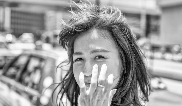 Asyalı Kadın Turist Tokyo Taksi Arıyorum — Stok fotoğraf