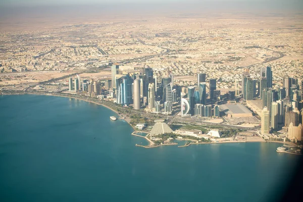 Doha Qatar Dezembro 2016 Vista Aérea Horizonte Cidade Avião Voador — Fotografia de Stock
