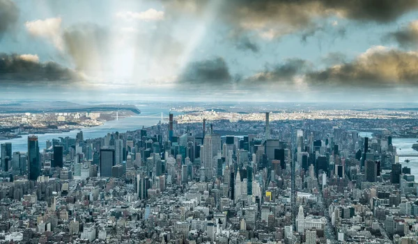 日落时的纽约市鸟瞰图 — 图库照片