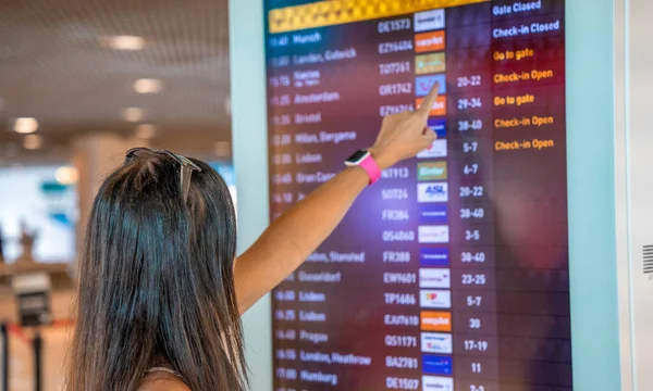Back View Female Tourist Looking Flight Schedules Checking Take Time — Stock Photo, Image