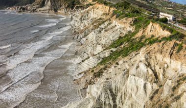 Türklerin Merdivenleri 'nin havadan görünüşü. Scala dei Turchi, İtalya 'nın Sicilya eyaletinin güney kıyısında kayalık bir uçurumdur.