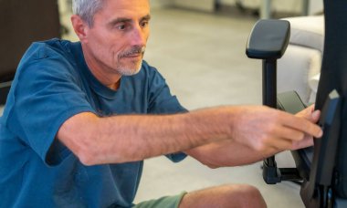 Evde yeni mobilya montajı, yeni alışveriş, hobi konsepti. Kafkas erkek, oyun koltuğuna oturuyor. .