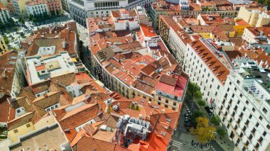 Madrid, İspanya - 29 Ekim 2022: Şehir merkezinin havadan görünüşü. Güneşli bir günde binalar ve ana simgeler.