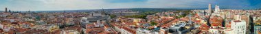 Madrid, İspanya - Kasım 2022: Şehir merkezinin muhteşem panoramik hava manzarası ve simgeleri.
