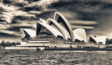 Sydney-Ekim 2015: güneşli bir gün Sydney Opera House panoramik görünümü. Şehir her yıl 20.000.000 kişi çekmektedir.