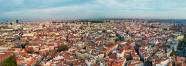 Madrid, İspanya - Kasım 2022: Şehir merkezinin muhteşem panoramik hava manzarası ve simgeleri.