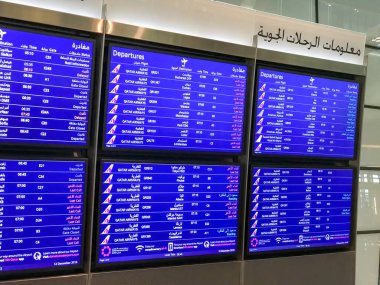 Doha, Katar - 3 Aralık 2016: Hamad Uluslararası Havalimanı uçuş bilgi ekranı.