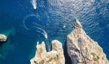 İtalya 'nın Capri Adası' ndaki Faraglioni Kayalıkları 'nın inanılmaz hava manzarası. Drone bakış açısı.