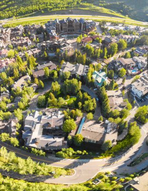 Yaz mevsiminde Vail kasabasının yukarıdan görünüşü, Colorado.