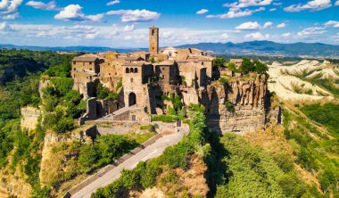 İtalya, Civita di Bagnoregio 'nun yaz mevsiminde muhteşem hava manzarası. Burası ünlü bir ortaçağ İtalyan kasabası..