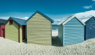 Brighton Sahili renkli ahşap kulübeler, panoramik manzara. Victoria - Avustralya.