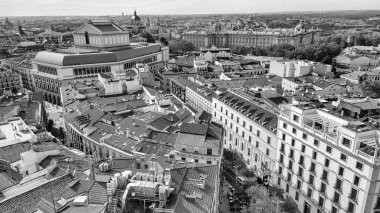 Madrid, İspanya. Şehir merkezinin havadan görünüşü. Güneşli bir günde binalar ve ana simgeler.