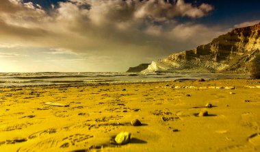 Türklerin Merdivenleri 'nin havadan görünüşü. Scala dei Turchi, İtalya 'nın Sicilya eyaletinin güney kıyısında kayalık bir uçurumdur.