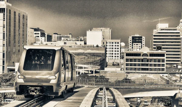迈阿密市中心的地铁列车在城市摩天大楼中加速行驶 — 图库照片