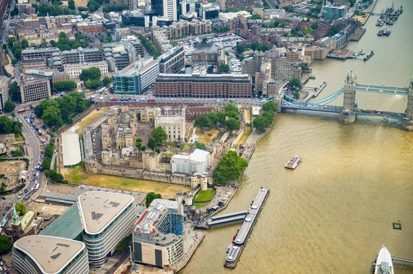 从一架飞行的直升机俯瞰伦敦塔 — 图库照片