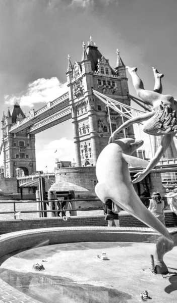 London Juli 2015 Stadtskulpturen Und Tower Bridge Hintergrund — Stockfoto